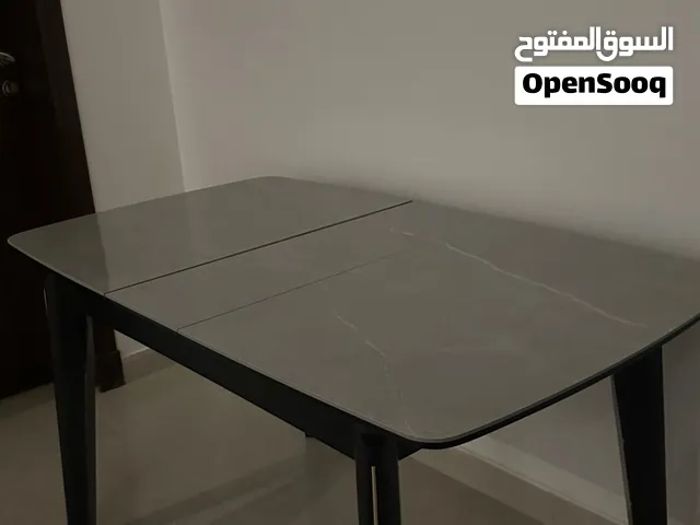 طاوله متوسط الحجم نظيفه