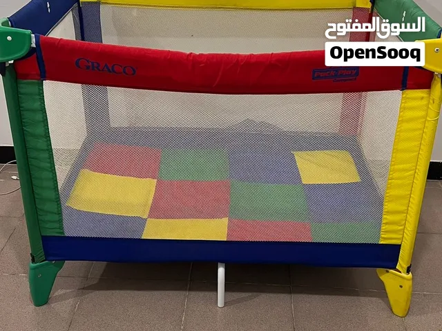 سرير اطفال نظيف قابل للتعطيف بشنطة ب25 الف