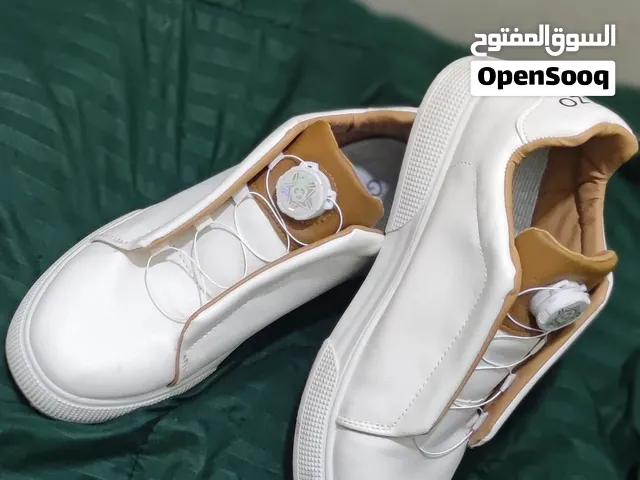 حذاء رياضي أنيق مثل الجديد وبسعر مميز 40 درهم فقط سعره الأصلي أكثر من 120درهم