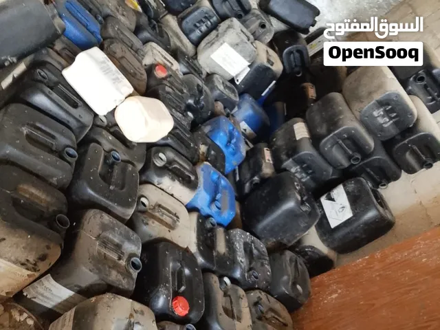 متوفر جالونات عدد 115 لتخزين المواد او المياه بحالة جيدة جدا مع أغطيتهم يتوفر التوصيل حسب المنطقة