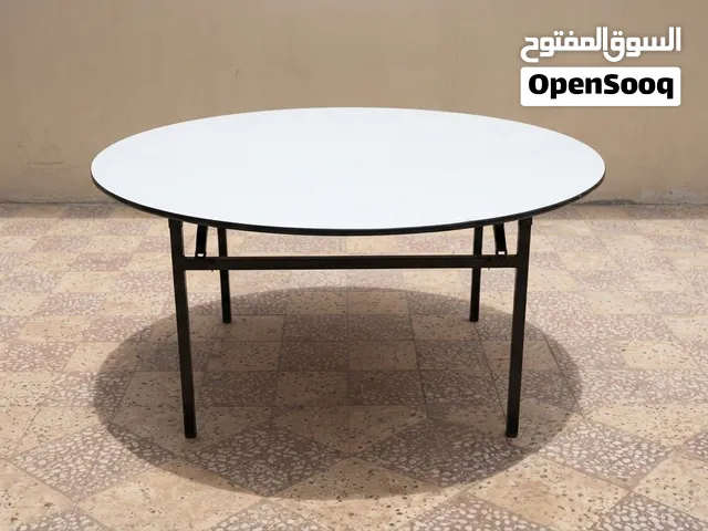 طاولات دائرية ومستطيلة من الخشب أمورهم طيبة وكراسي من البلاستيك درجة اولى بااللون الأسود والأبيض