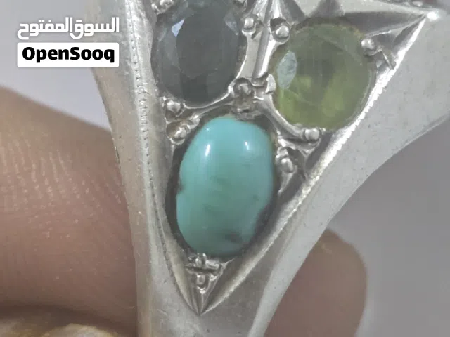 خاتم فضه قديم جدا فيه احجار كريمه وزمرد وثقيل جداا صياغة قديمه
