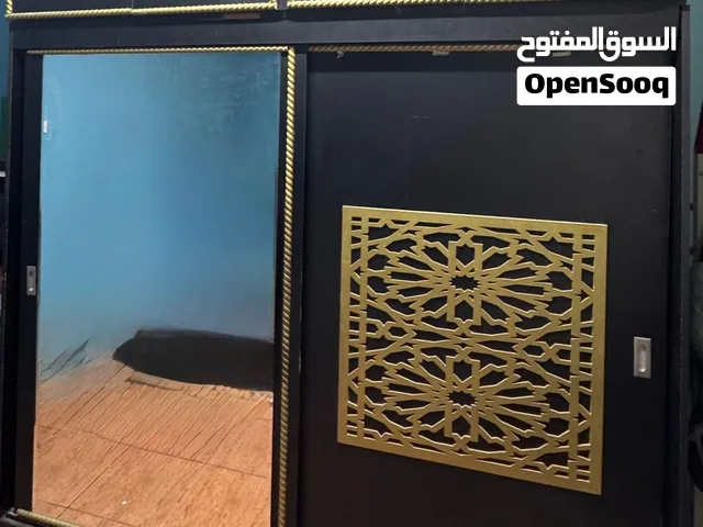 خزانة كبيرة سوداء مفصلة