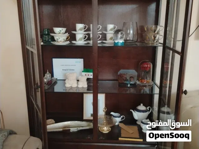دولاب عرض خشبي مع أبواب زجاج للبيع – بحالة ممتازة