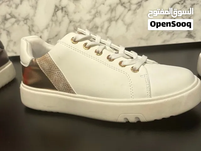 بوت جديد ماركة Nine west مقاس 39