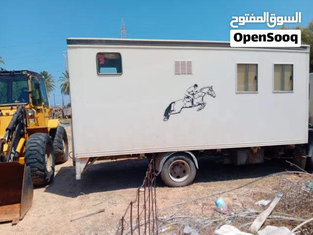 حافظة نقل خيول بدون شاحنة