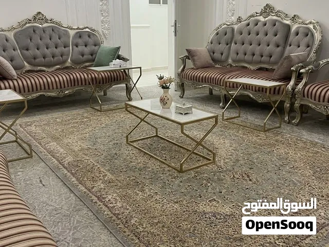 طقم كنب زان مصري 5 قطع بحالة ممتازة مع 3 طاولات تكفي ل 15 شخص