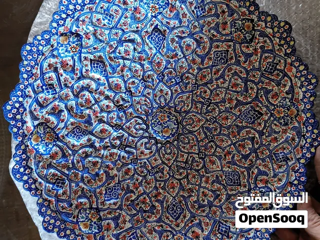 طبق نحاسي مزخرف يدوياً بفن الميناكاري (المينا الإيرانية) يتميز بنقوش هندسية دقيقة وألوان زاهية