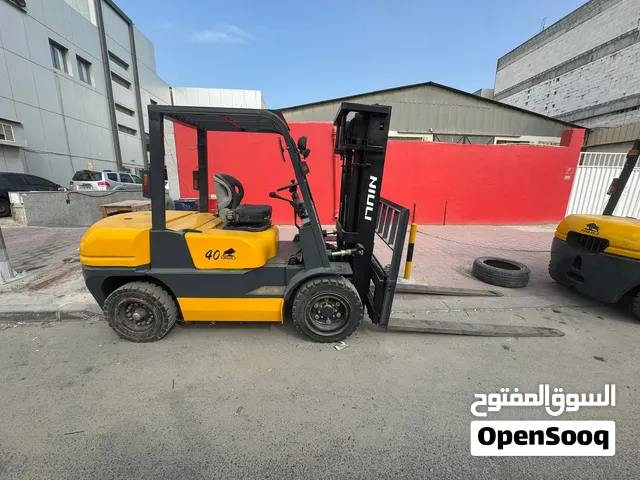 رافعه شوكيه 4 طن ديزل ماركة نيولي ارتفاع 4:75 م موديل 2017 بحاله ممتازه