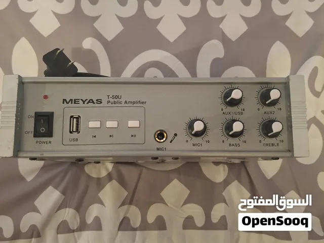 مجموعة من السماعات و مضخمات الصوت و الميكروفونات