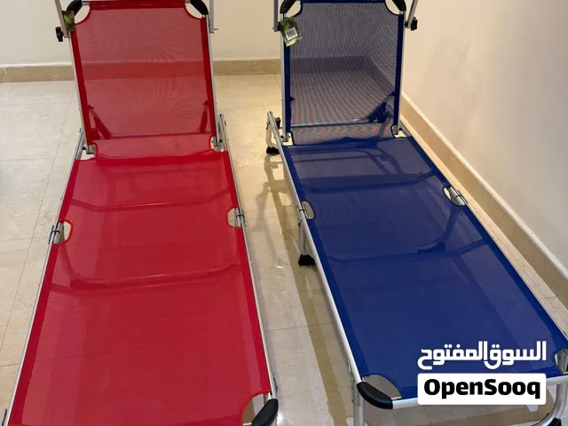 طقم كرسيين مسبح واسترخاء قابلة للطي مع مظلة (بحالة ممتازة)