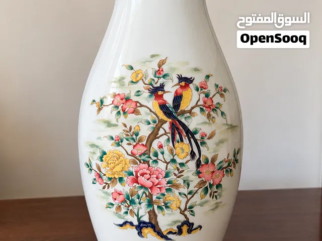 مزهرية خزفية فاخرة بتصميم فني مميز للبيع