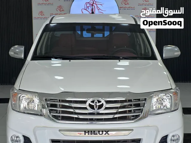 تويوتا هايلكس موديل 2013 بمواصفات خليجية، بيك أب غمارتين، ومجهزة للاستخدام العملي اليومي.