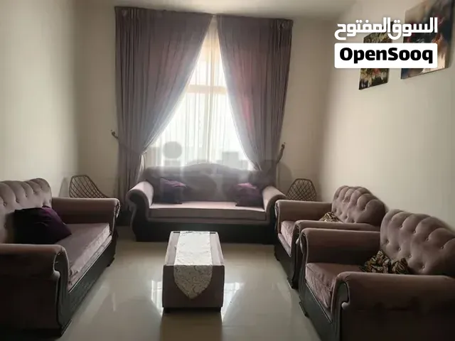 طقم كنب مودرن 5 قطع بحالة ممتازة للبيع في عجمان