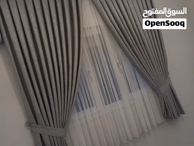 فني تركيب ستائر وجلسات خشبية
