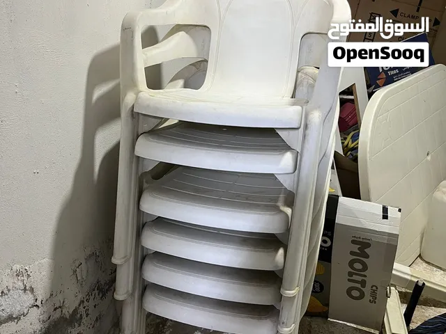 كراسي حديقة بلاستيك عدد 6 بحالة ممتازة