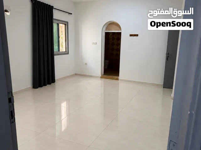 غرفة مع دورة مياه شبه جديدة طول الغرفه 7*5