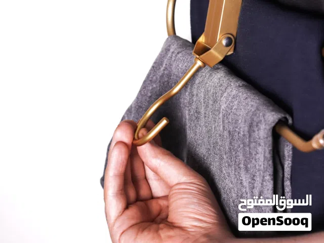 علّاقة ملابس ذهبية وفضية متعددة الطبقات من الألمونيوم للعبايات والبناطيل توفّر 70% من الدولاب.