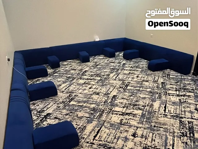 جلسة ارضية لون ازرق جديدة و نظيفة ، الي له خاطر ما بنقصر معاه .