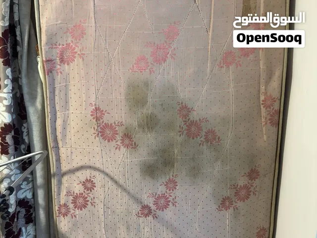فرشه مستعمل مفرد بحال جيده زنبرك بحاجة تنظيف فقط  للبيع ب 5
