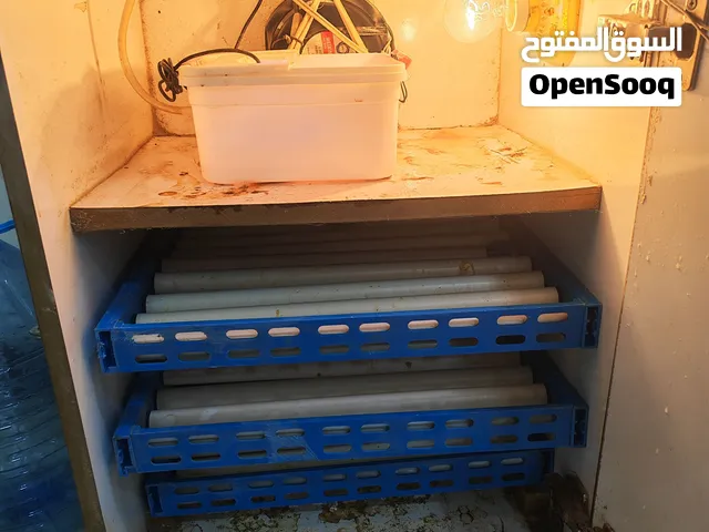 فقاسه للبيع الضاقه 80  الفقاسه فول اوتماتيك فواحه وقلابت 3 وكل قلاب ايشيل 60 بيضه يعني اتشيل 180 بيض