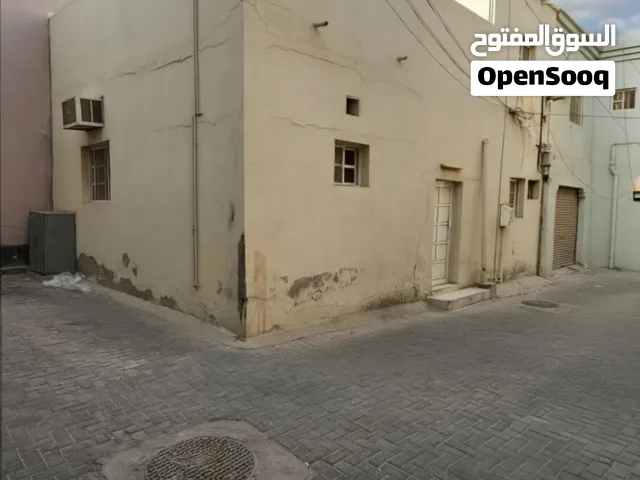 للبيع بيت في المحرق فريج البنعلي زاويه 30 الف