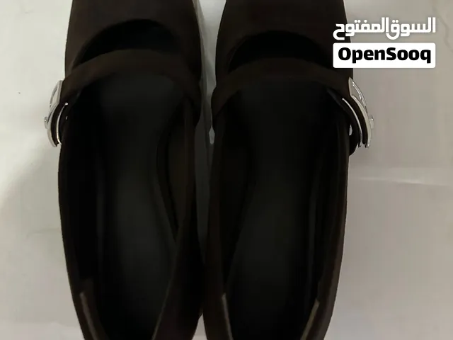 حذاء كعب من ماركة تشارلز اند كيث