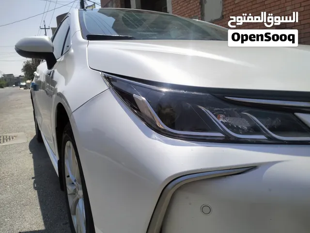 سلام عليكم  تويوتا كورلا صالون ساز بنزين  موديل 2023 أبيض صدفي  فول مواصفات كفالة عامه  ماشية.   56