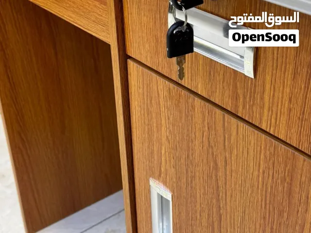 ميز مكتبي مدرسي