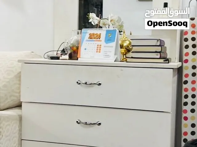 تسريحة و طاوله و 2 كرسي