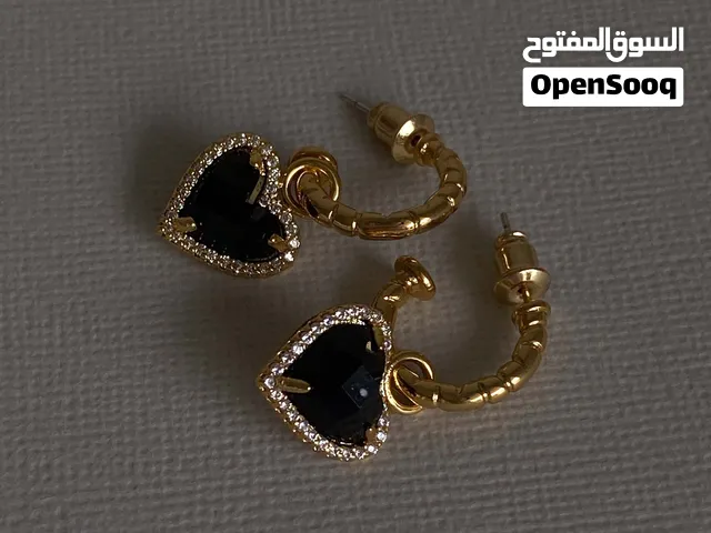 هذي مش قلادة عادية. هذي رسالة تلبسيها.  #### *1. التصميم - نقش ما ينقلد*  قلادة *Black Elevated Hea