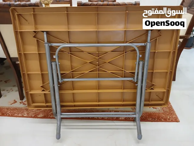 طاولة طوي في حالة ممتازة مع كراسي