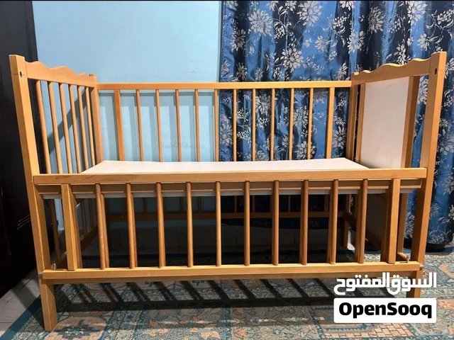سرير أطفال + كرسي طعام للأطفال + لعبة أطفال.