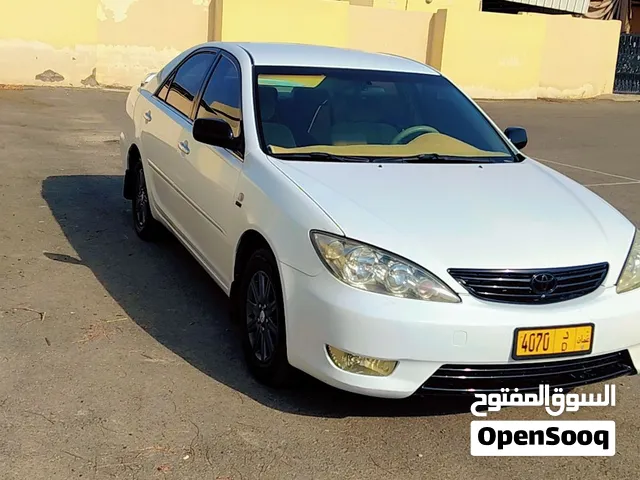 تويوتا كامري 2005 موديل خليجي، لون أبيض، صالون سيدان، فحص كامل مرخصة