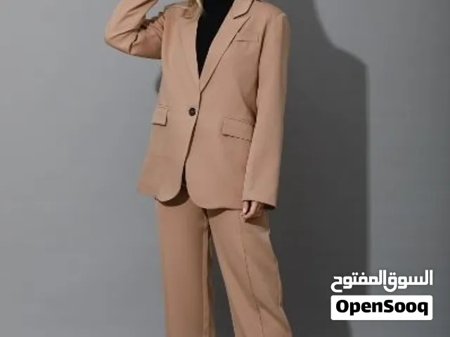 اطلق العنان لثقتك الجريئة مع بدلة Boss Mode الفضفاضة حيث يلتقي الأناقة العفوية بالراحة الفائقة..