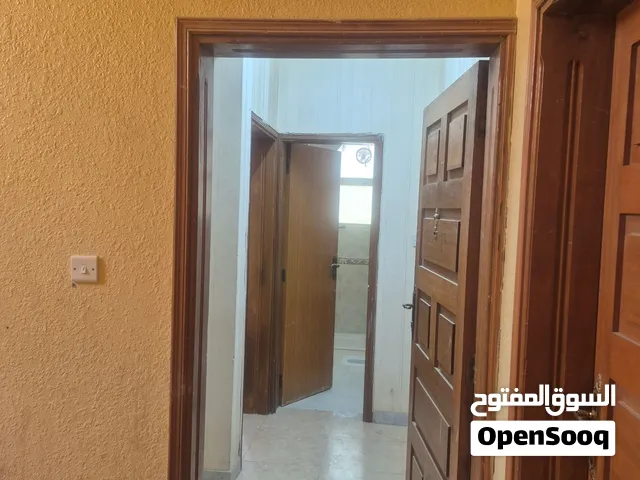 شقة راقية للإيجار بالبريمي   خلف الشرطة وقرب مستشفى البريمي  back Buraimi Hospital