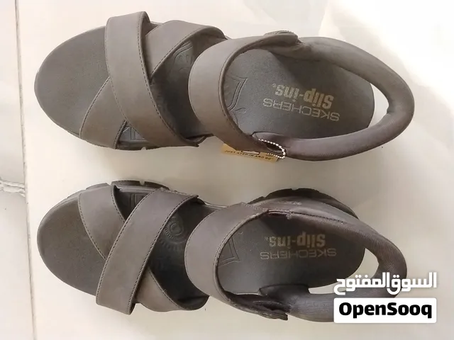 نسائي لون بني Skechers