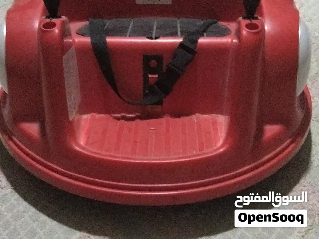 عربة اطفال للبيع مشكلة فقط في البطارية لعمر 5سنين تحمل وزن لحتى 40كيلو