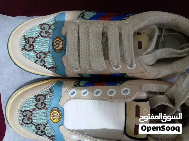 حذاء رياضي نسائي للبيع