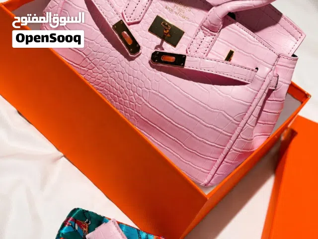 وصلتنا الآن حقيبة الأحلام بتصميم Hermès Birkin الوردي الراقي!  إطلالة تجنن وتطقم ويا كلبسج