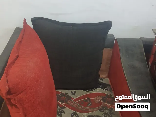 مجلس كبير 2 كنبة وكرسي وستارة وسجادة حالته جيدة جدا التواصل