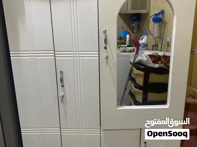 للبيع خزانة ودرج مستعمل نظيف السعر 15