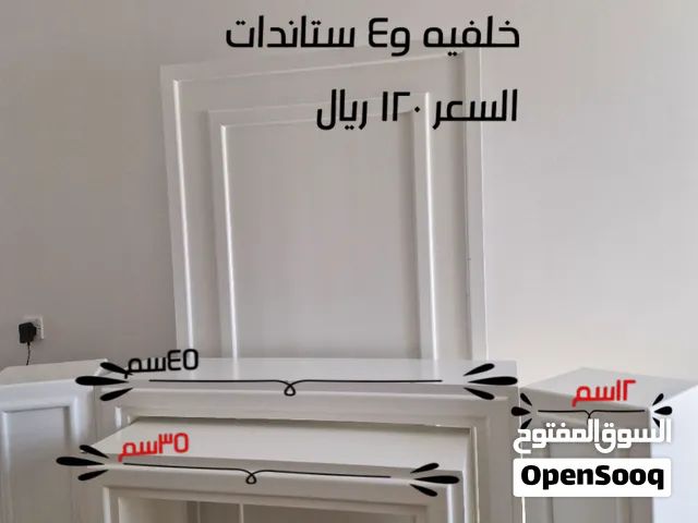 ستاندات مستخدمه بحاله جيده اللون ابيض خلفيه بالاضافه الي طاولات 4