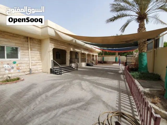 للبيع فيلا  تملك مواطن وخليجي فقط دور واحد مؤجر 110،000 درهم زاويه واجهه شارع رئيسي في الشهباء