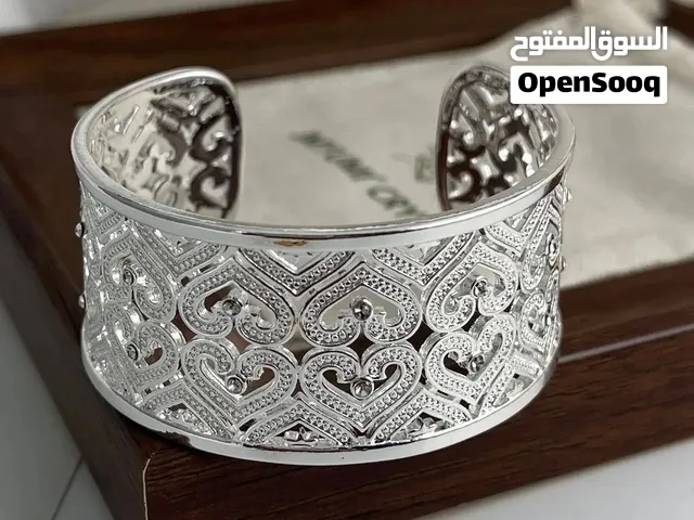 أضيفي لمسة سحرية لإطلالتك مع هذا السوار الفضي الفاخر