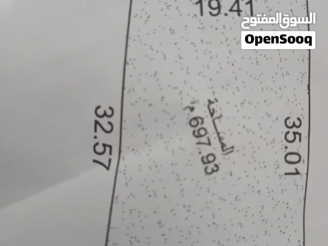 للبيع ارض في منطقة الرمله مساحتها 697.93م واجهتها 19.41م تفتح علي طريق ترابي بالقرب من طريق البحر