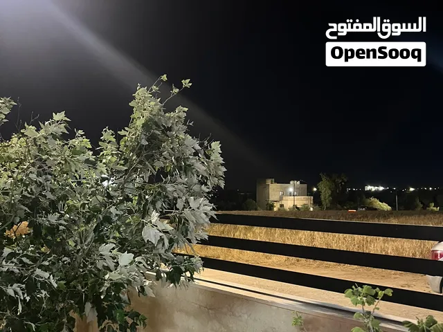 ارض للبيع ذيبان بالقرب من محطة المحروقات