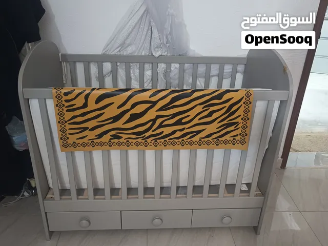 سرير طفل من0 الى 3 سنوات مستعمل نظيف جدا مع الفرش كالجديد
