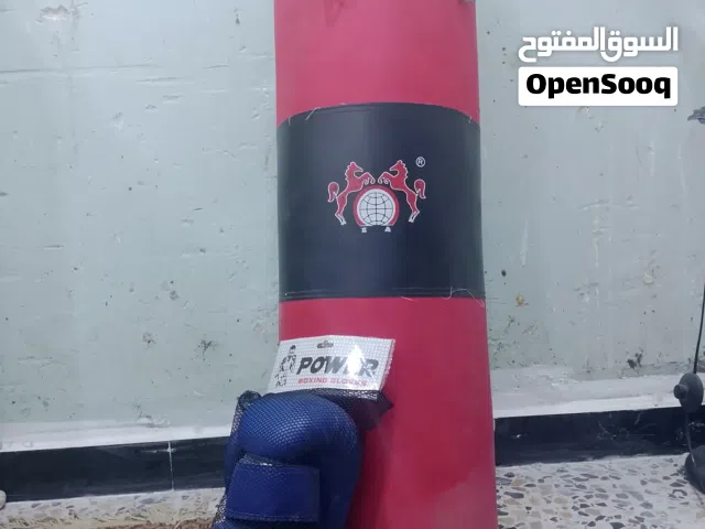 كيس ملاكمة مع قفازات ملاكمة مستعملة للبيع