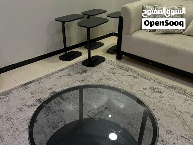 طقم طاولات فخمه وانيقه للبيع طاولة كبيرة مع اربع طاولات خدمة للصالات